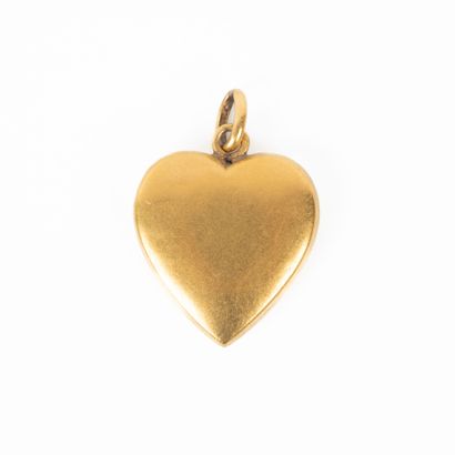 Pendentif coeur en or gravé et serti de petites...