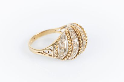 Bague boule en or de deux tons sertie de...