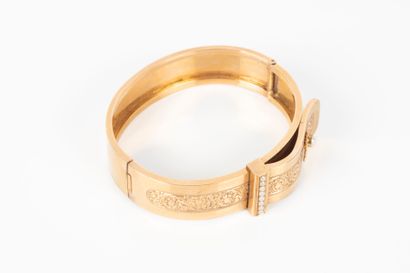 Bracelet rigide ouvrant en or gravé de rinceaux...