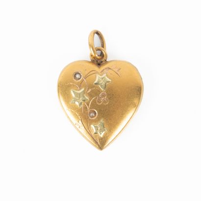 Pendentif coeur en or gravé et serti de petites...