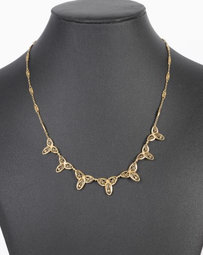 Collier draperie en or à motifs trifoliés...
