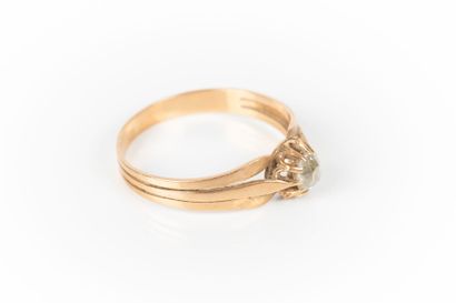 Bague solitaire en or rose sertie d'un diamant...