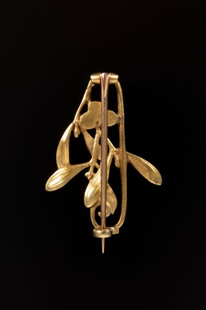 LALIQUE. Petite broche gui en or sertie de...