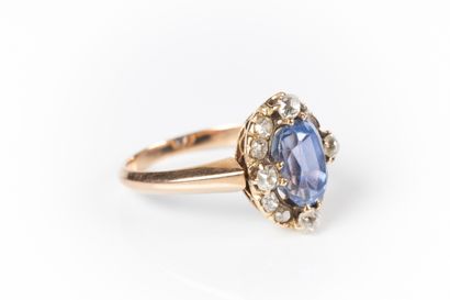 Bague en or sertie d'un saphir ovale pesant...
