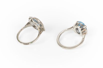 2 bagues en argent serties de pierres bleues...