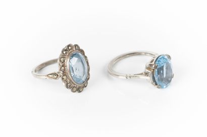 2 bagues en argent serties de pierres bleues...