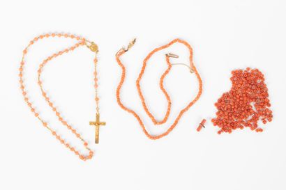 Lot: - collier de perles de corail, le fermoir...