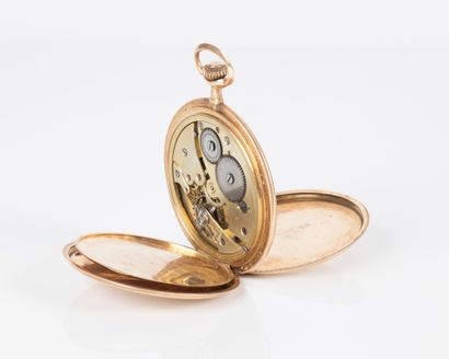 Montre de poche plate en or guilloché à décor...