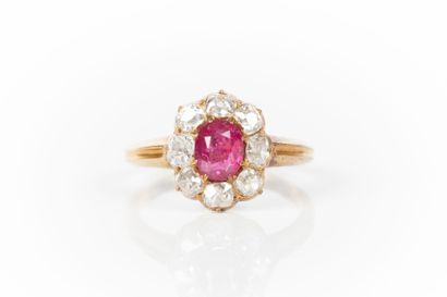 Bague en or de deux tons sertie d'un rubis...