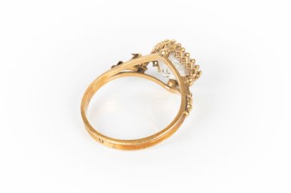 Bague solitaire en or sertie d'une pierre...