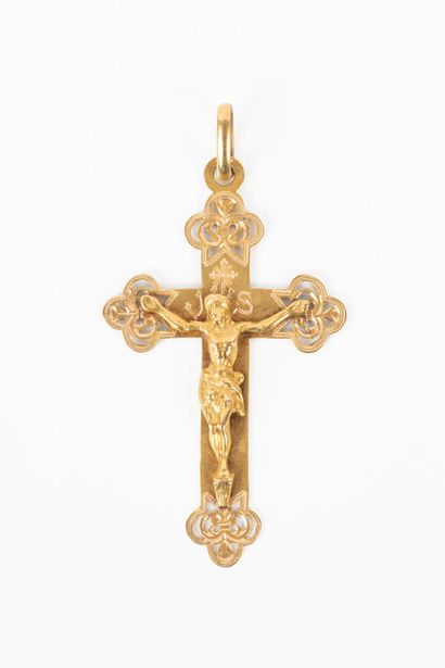 Croix en or ajouré et gravé, le Christ en...