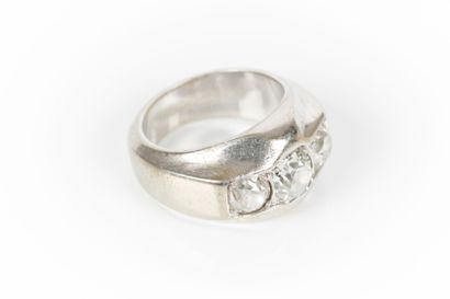 Bague chevalière en or gris sertie de trois...