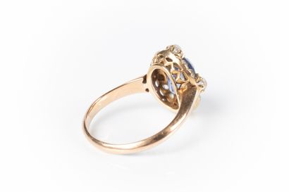Bague en or sertie d'un saphir ovale pesant...