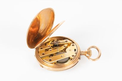 Montre de col en or guilloché et gravé de...