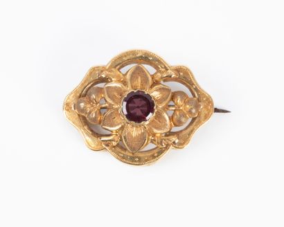 Broche en or ajouré sertie d'un grenat XIXème...