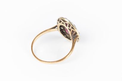 Bague en or de deux tons sertie d'une pierre...