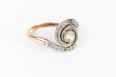 Bague tourbillon en or de deux tons sertie...