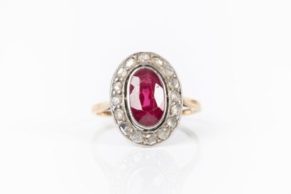 Bague en or de deux tons sertie d'une pierre...