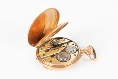 Montre de col en or gravé de fleurs. Cache-poussière...
