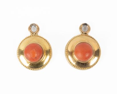 Paire de pendentifs en or sertis chacun d'un...