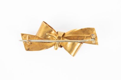 Broche noeud en or sertie de petites perles...
