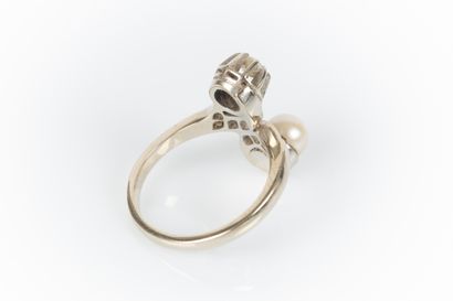 Bague en or gris sertie d'un diamant taille...