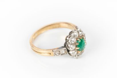 Bague en or de deux tons sertie d'une émeraude...