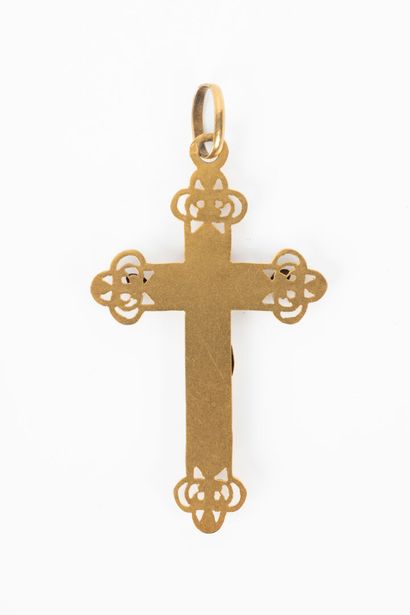 Croix en or ajouré et gravé, le Christ en...