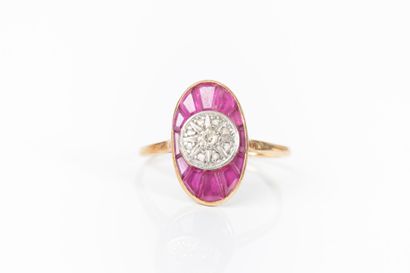 Bague en or de deux tons sertie de petits...