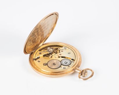 Montre de poche plate en or guilloché à décor...