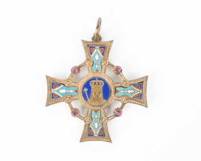 Croix en argent doré émaillé à décor, et...
