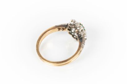 Bague en or de deux tons sertie d'une émeraude...