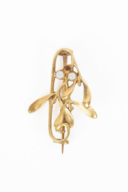LALIQUE. Petite broche gui en or sertie de...