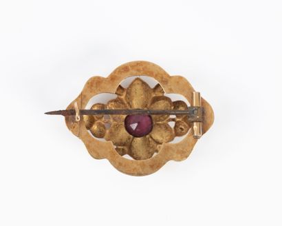 Broche en or ajouré sertie d'un grenat XIXème...