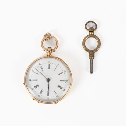 Montre de col en or guilloché et gravé d'un...