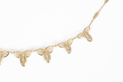 Collier draperie en or à motifs trifoliés...