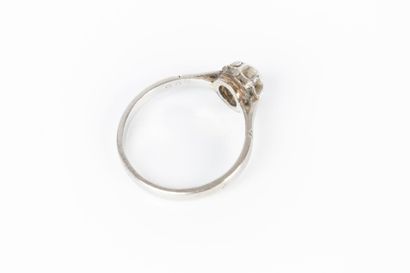 Bague solitaire en platine sertie d'un diamant...