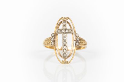 Bague ovale en or ajouré, ornée d'une croix...