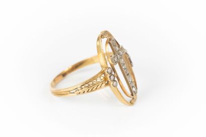 Bague ovale en or ajouré, ornée d'une croix...