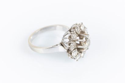 Daisy ring in white gold and platinum set...