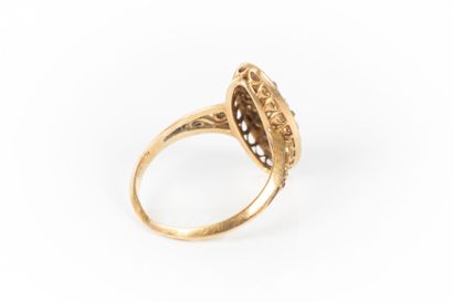 Bague navette en or émaillé bleu marine et...