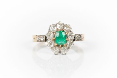 Bague en or de deux tons sertie d'une émeraude...