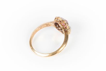 Bague en or de deux tons sertie d'un rubis...