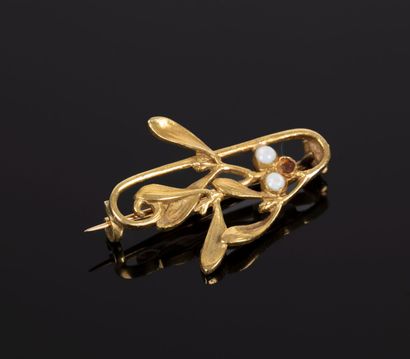 LALIQUE. Petite broche gui en or sertie de...