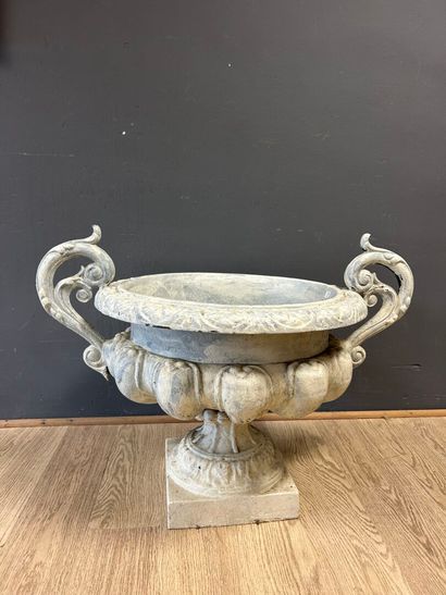 Grand vase de jardin à anses en fonte peinte...