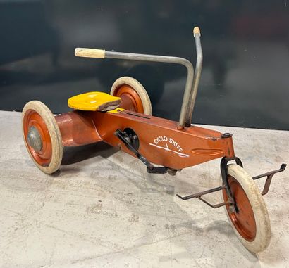 CYCLO SKIFF in NYON
Red-lacquered metal cyclo-rameur....