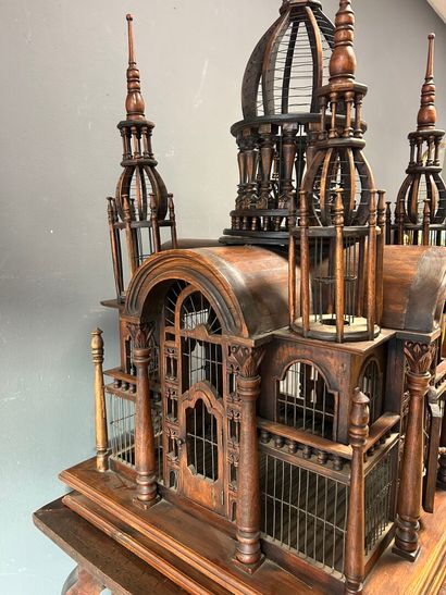Cage à oiseaux sur une table de présentation...
