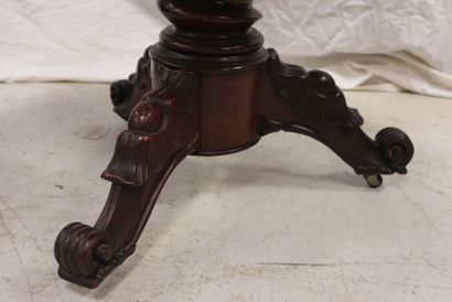Round pedestal table in mahogany and veneer,...