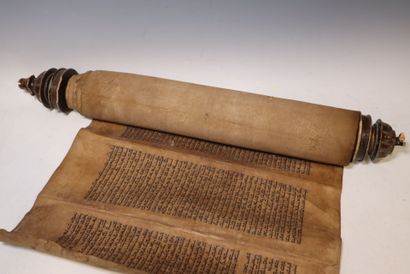 Torah en parchemin enroulé
Largeur : 60 ...