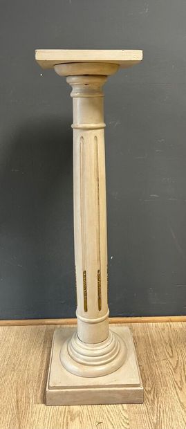 Cream-lacquered wood column saddle with flutes...